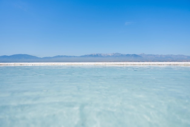 Una vista dei travertini Pamukale Turchia Acqua blu nelle terrazze Un luogo popolare per il turismo Rocce bianche e acqua