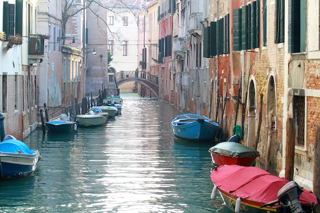 una vista del canale di venezia