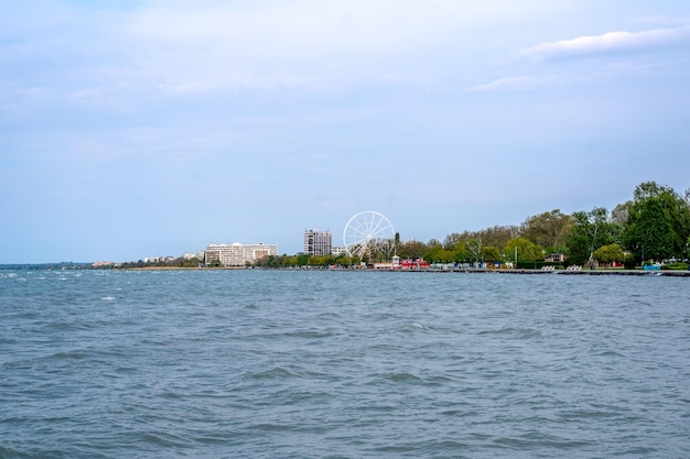 Una vista del lago dalla barca.