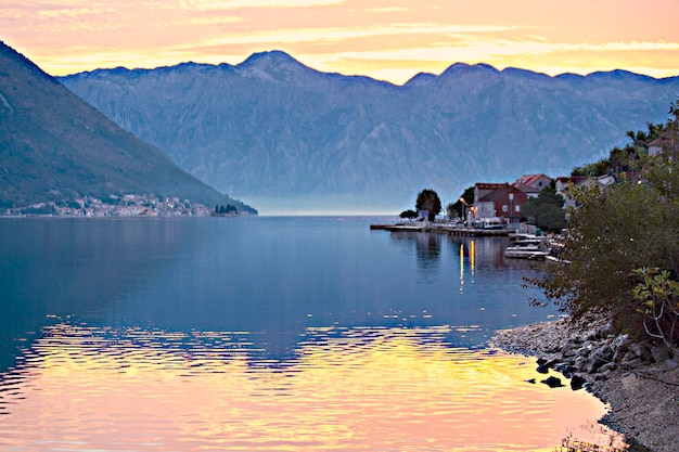 Una vista del lago Wakau dalla riva