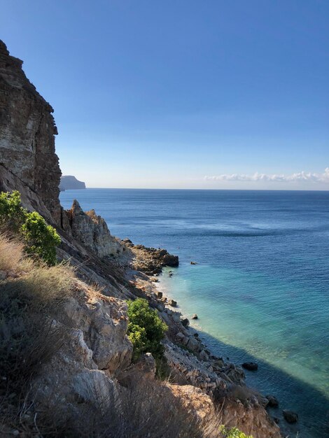 Una vista del mare dalla cima della scogliera