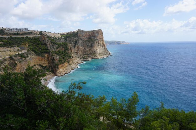 Una vista del mare dalle scogliere di ibiza