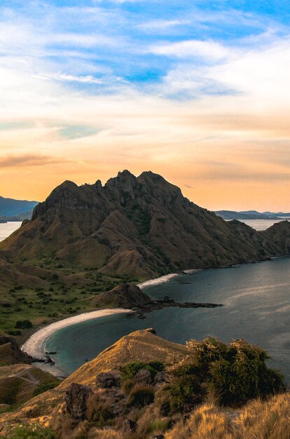 Una vista del parco nazionale di komodo dalla cima di una collina.