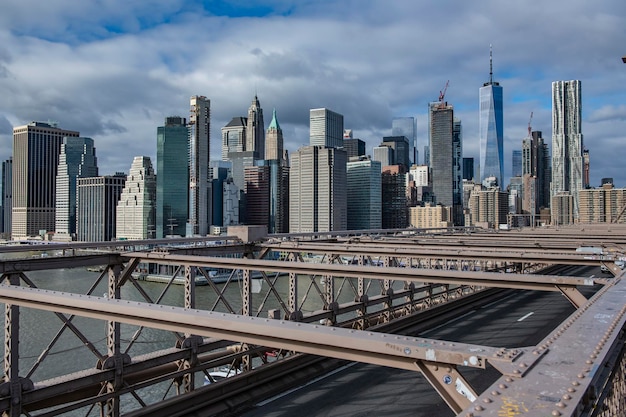 Una vista del ponte di Brooklyn con lo skyline di Manhattan sullo sfondo