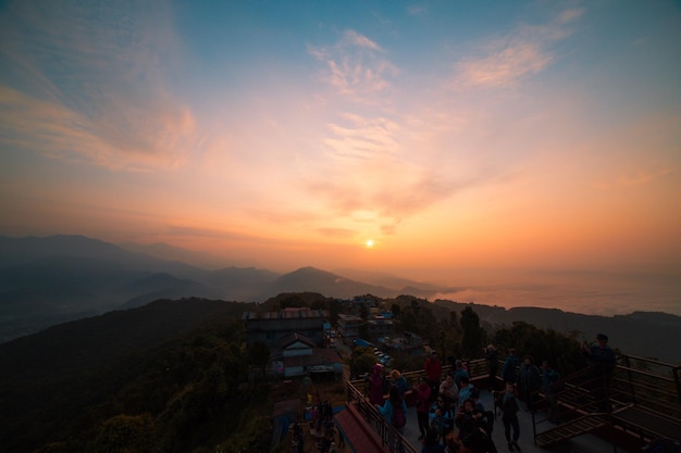 Una vista del tramonto sulle montagne di munnar