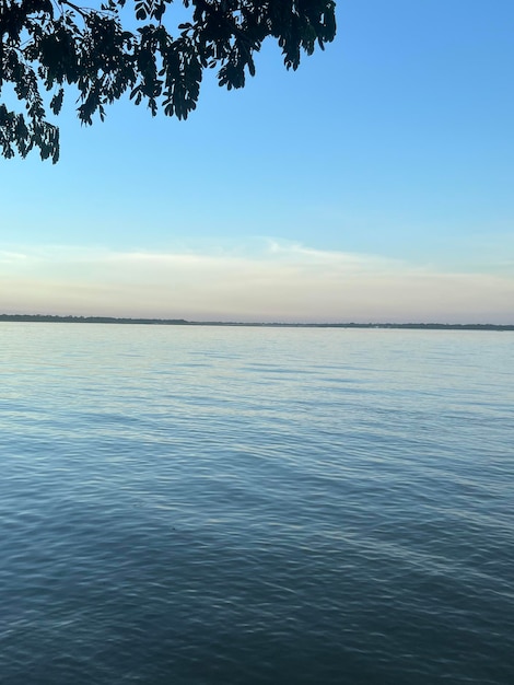 Una vista dell'acqua dalla rampa della barca.