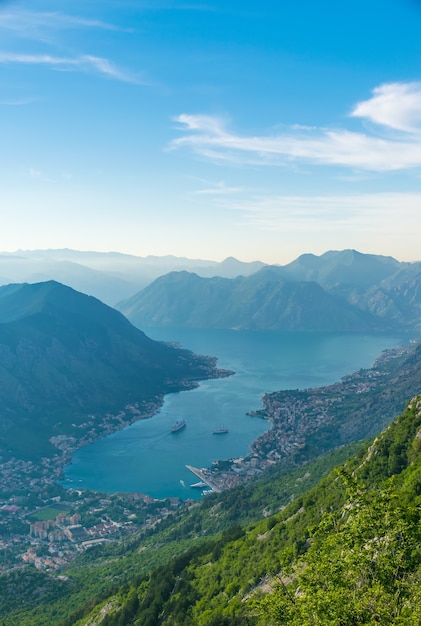 Una vista dell'antica città di Kotor e della baia di Boka Kotorska dalla cima della montagna.