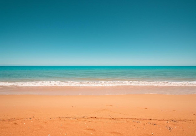 una vista dell'oceano da una spiaggia sabbiosa