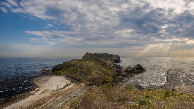 Una vista dell'oceano dalla cima di una collina.