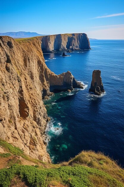 una vista dell'oceano dalla cima di una scogliera