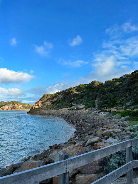 Una vista dell'oceano dalla spiaggia