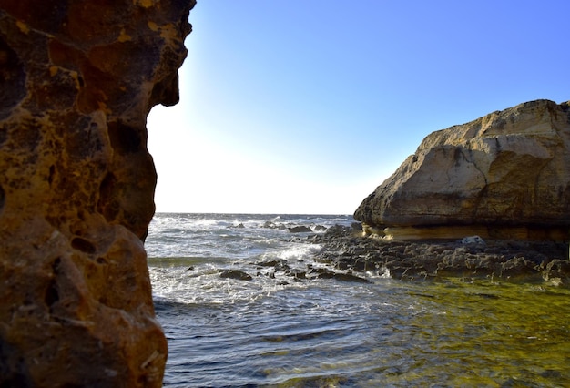 Una vista dell'oceano dalle rocce