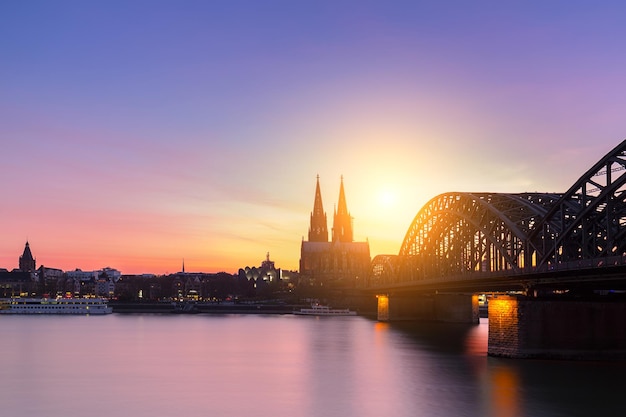 Una vista della cattedrale di Colonia con il ponte di hohenzollern al tramonto in Germania. Portato fuori con un 5D mark III.