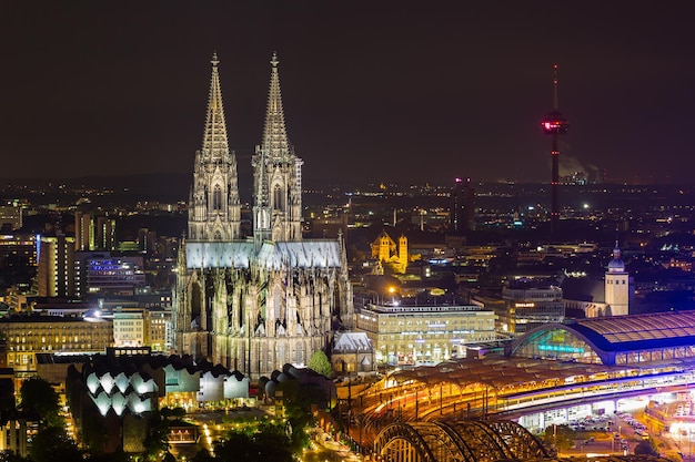 Una vista della cattedrale di Colonia di notte a Colonia in Germania. Portato fuori con un 5D mark III.