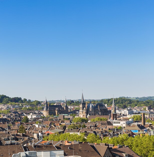 Una vista della città di Aquisgrana in estate con la cattedrale e il municipio in Germania. Portato fuori con un 5D mark III.