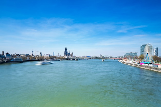 Una vista della città di Colonia sul fiume Reno in Germania. Portato fuori con un 5D mark III.