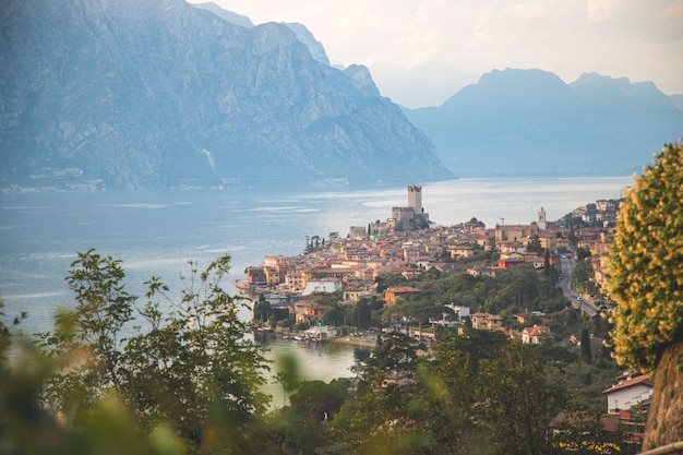 Una vista della città di garda dalla collina