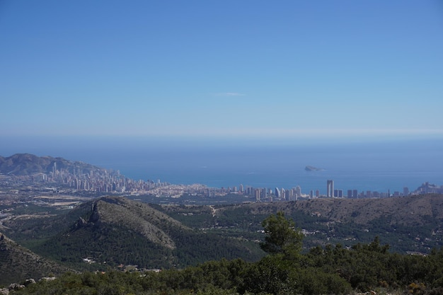 Una vista della città di malaga dalla cima della montagna