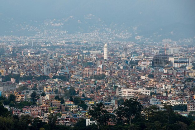 Una vista della città di quito dalla cima di una collina