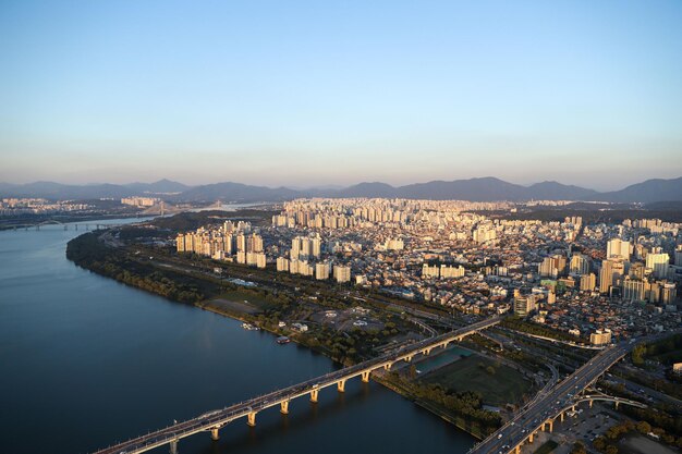 Una vista della città di Seoul dalla cima della torre.