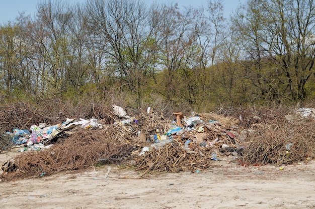 Una vista della discarica Discarica di rifiuti Un mucchio di rifiuti di plastica Rifiuti alimentari e altri rifiuti Concetto di inquinamento Un mare di rifiuti inizia a invadere e distruggere uno splendido scenario di campagna