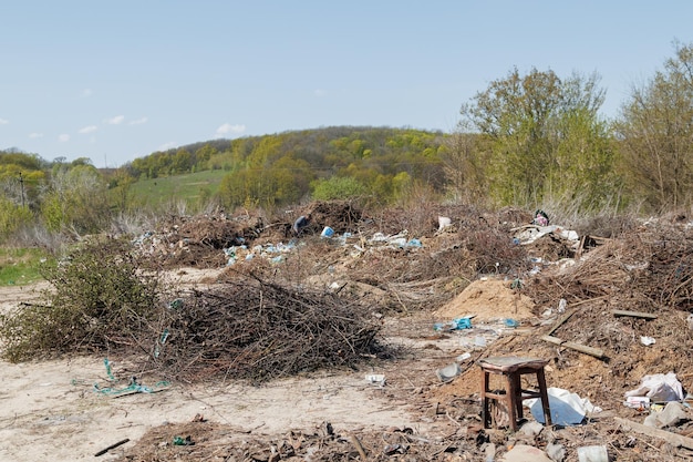 Una vista della discarica Discarica di rifiuti Un mucchio di rifiuti di plastica Rifiuti alimentari e altri rifiuti Concetto di inquinamento Un mare di rifiuti inizia a invadere e distruggere uno splendido scenario di campagna