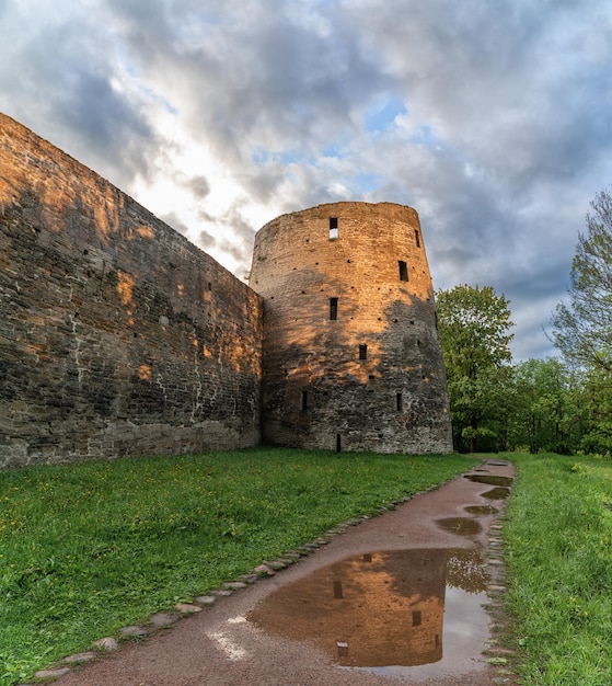 Una vista della fortezza di Izborsk regione di PskovRussia