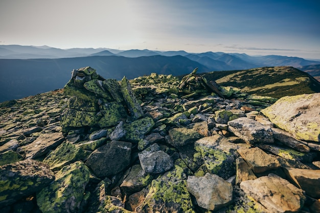 Una vista della montagna rocciosa