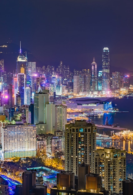 Una vista della skyline della città di Hong Kong, catturata intorno al tramonto dalla vetta della collina di Braemar.