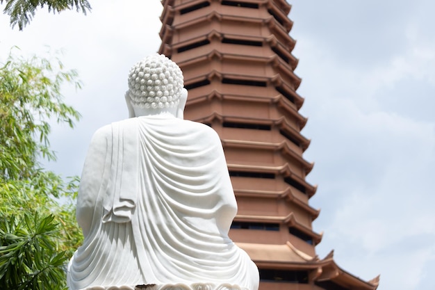 Una vista della statua del buddha Kuan-Im Bodhisattva's Hall (Chokchai 4), Bangkok, Thailandia.