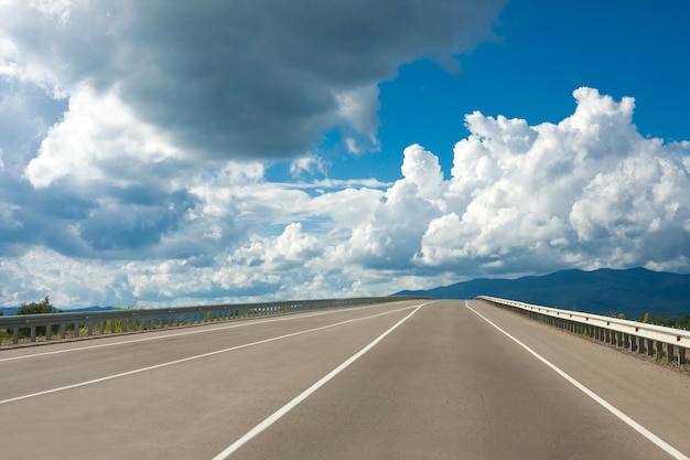 Una vista della strada dall'interno del veicolo