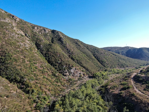 Una vista della valle sotto la montagna