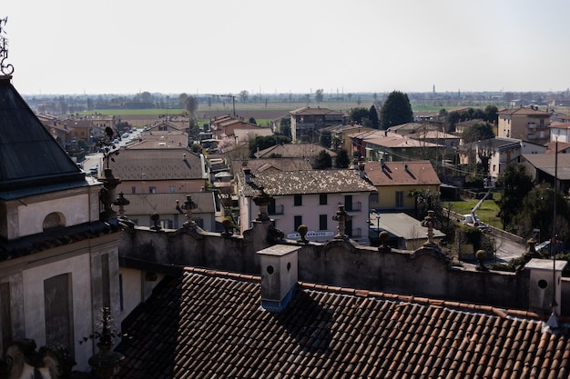 Una vista della vecchia città europea di Bergamo in Italia dal tetto
