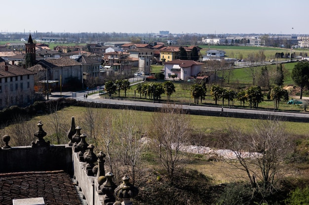 Una vista della vecchia città europea di Bergamo in Italia dal tetto