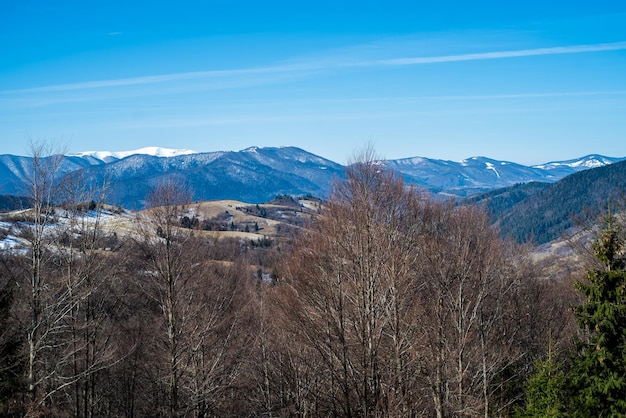 Una vista delle montagne dalla cima della montagna