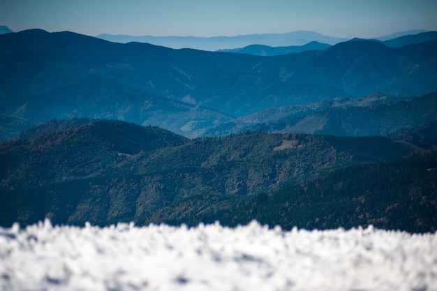 Una vista delle montagne dalla cima della montagna.