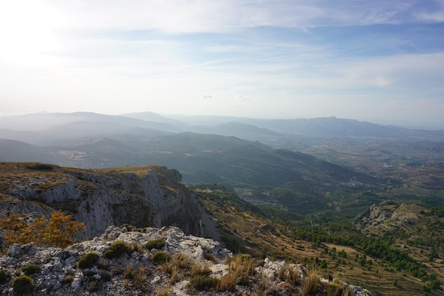 Una vista delle montagne dalla cima della montagna