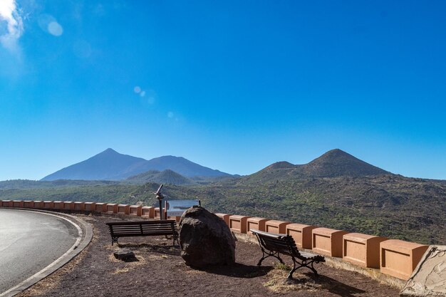 Una vista delle montagne dalla cima di un muro.