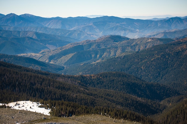 Una vista delle montagne dalla cima di una montagna