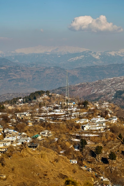 Una vista delle montagne dalla collina