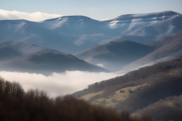 Una vista delle montagne nella nebbia