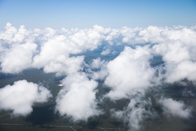 Una vista delle nuvole da un aereo