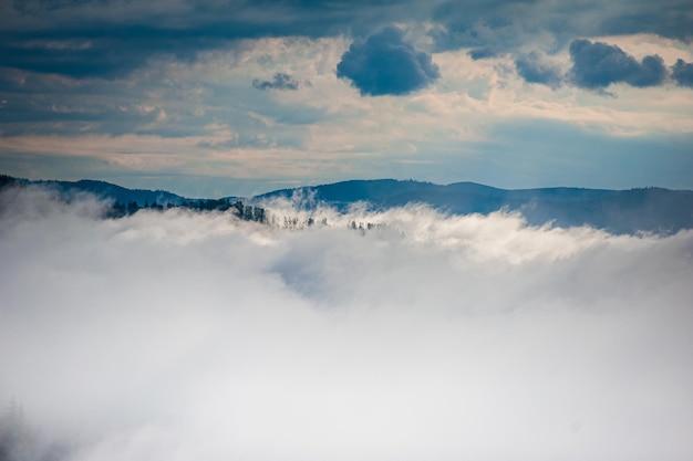 Una vista delle nuvole dalla cima della montagna