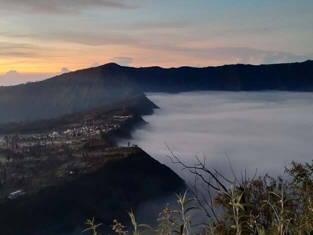 Una vista delle nuvole dalla cima della montagna