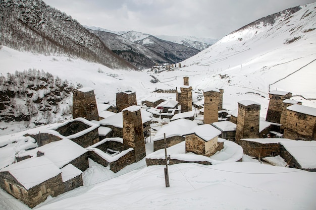 Una vista delle torri innevate di Svan nel villaggio georgiano di Ushguli Svaneti