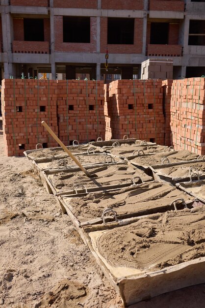 Una vista dettagliata di secchi di costruzione impuri sospesi in un cantiere