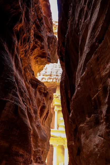 Una vista di AlKhazneh o del Tesoro dal Siq di Petra Jordan