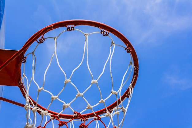 Una vista di un canestro da basket dal basso