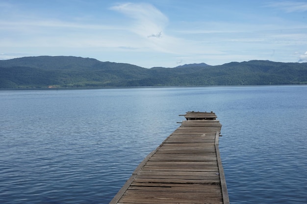 Una vista di un ponte di legno su un lago