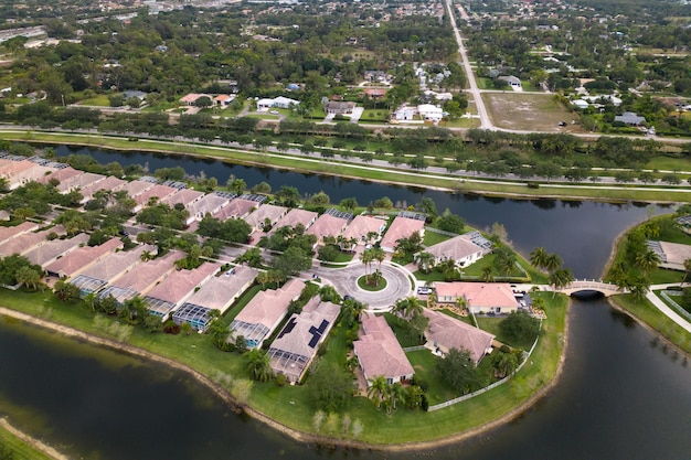 Una vista di un quartiere residenziale con un lago sullo sfondo.